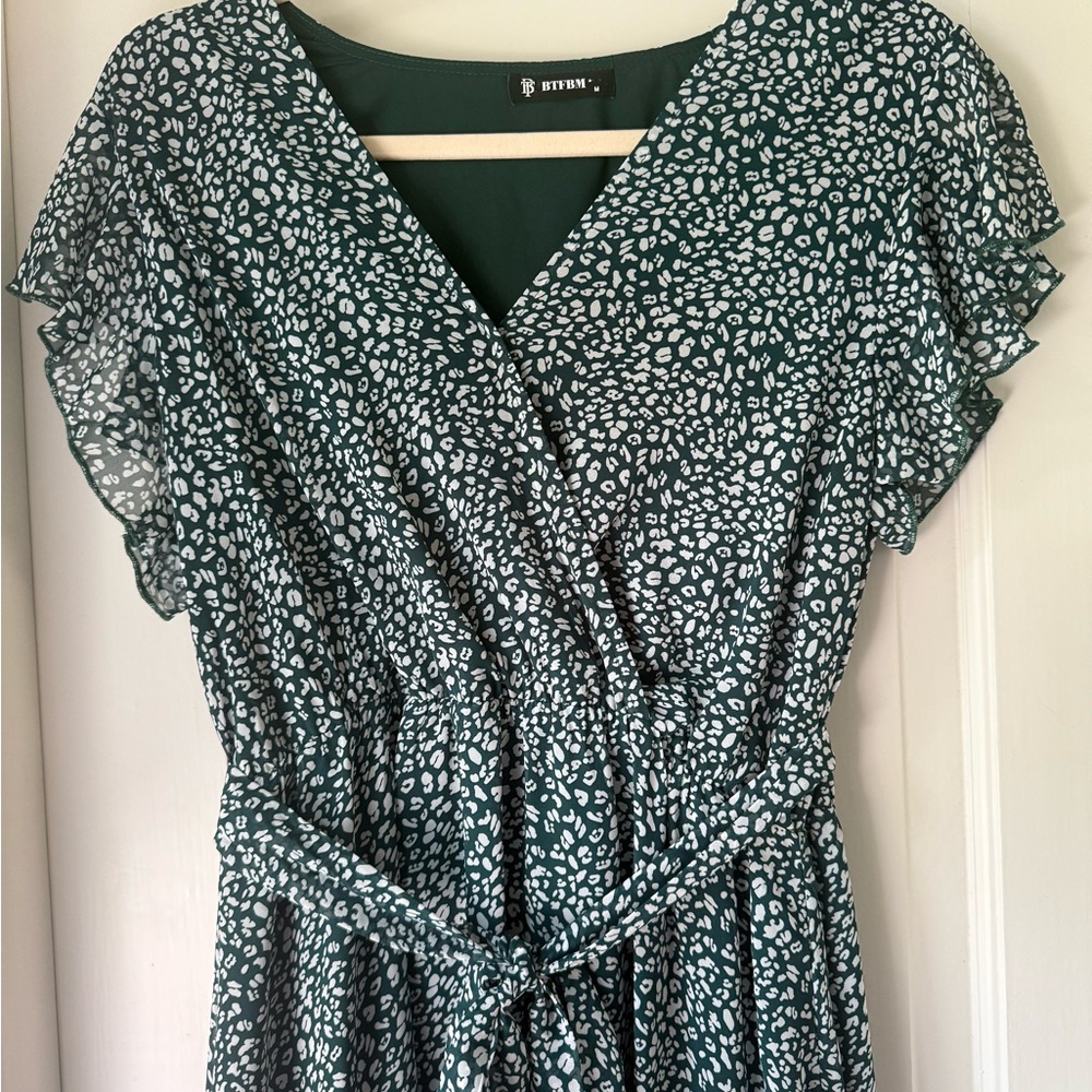 Chic Green and White Patterned Maxi Dress - Picture 3 of 7